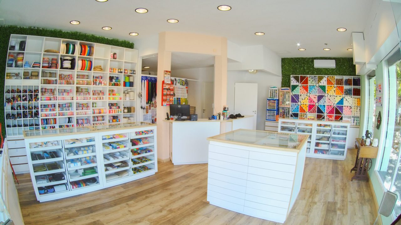 El local de Bellas Artes en Banfield, con la pared de lanas de colores al fondo